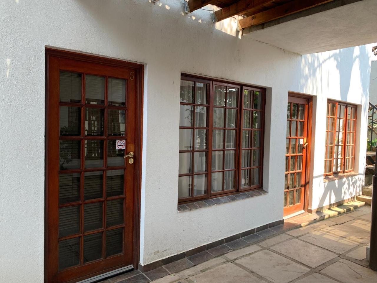 Pensao Guest Lodge Mbombela Extérieur photo